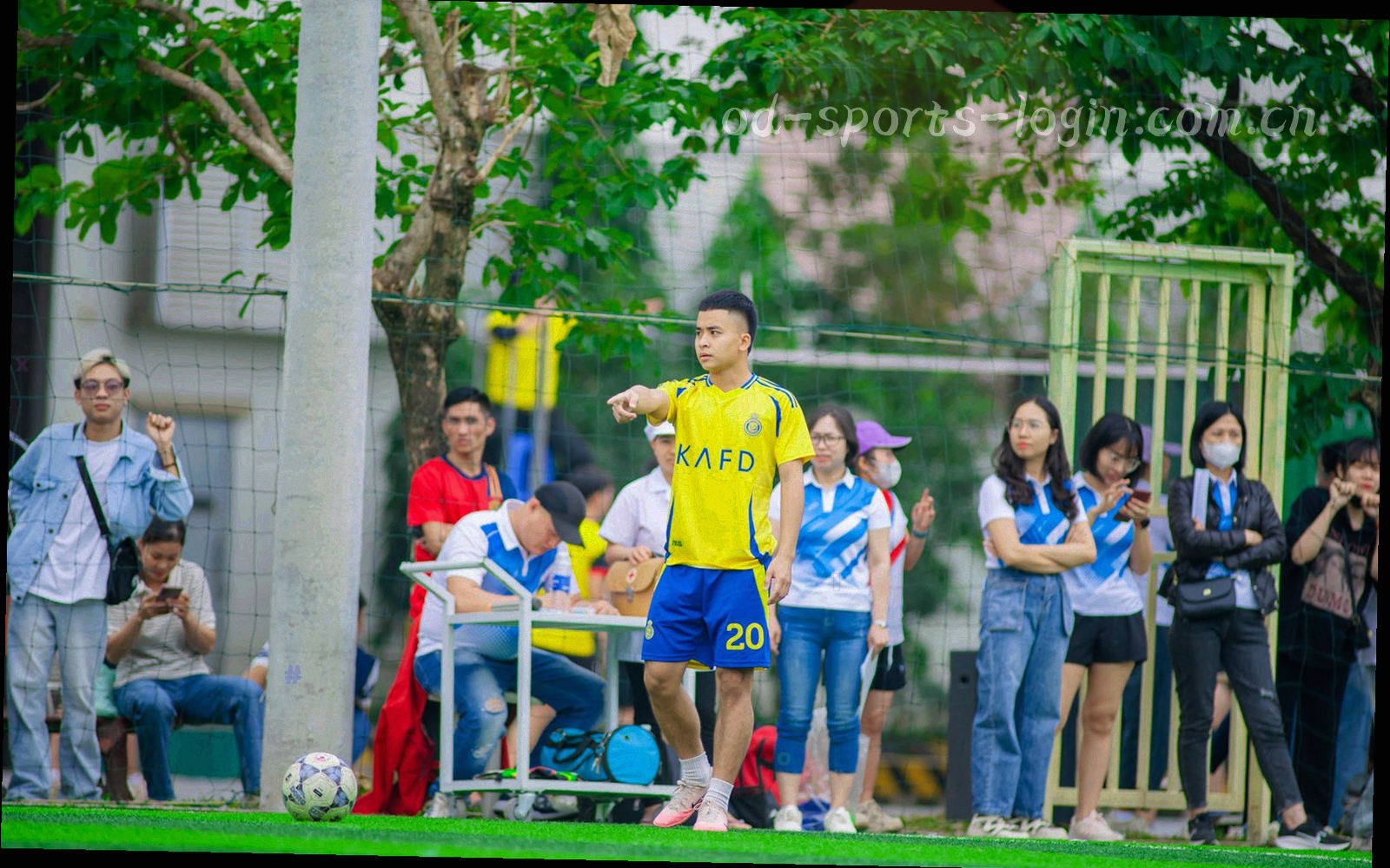 低角度仰拍虹口足球场看台与灯光带，观众尚未入场
